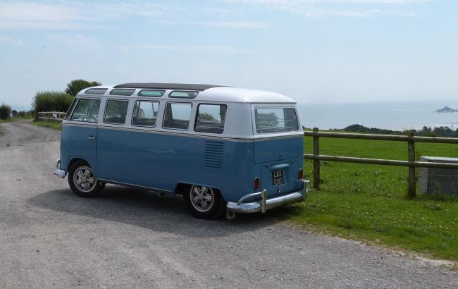 У Житомирській області посеред траси загорівся ритуальний автобус з труною