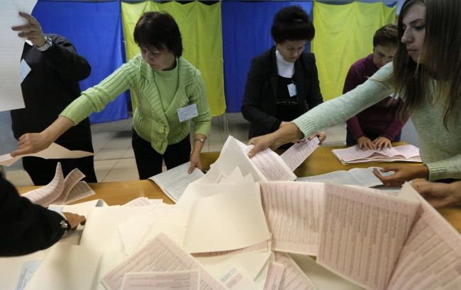 У Маріуполі член ДВК хотів винести документацію із приміщення виборчкому