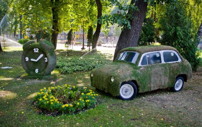 В Киеве открылась выставка скульптур из травы (фото)