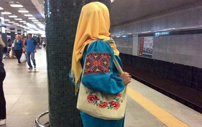 Мусульманка у вишиванці: у київському метро сфотографували незвичайну пасажирку