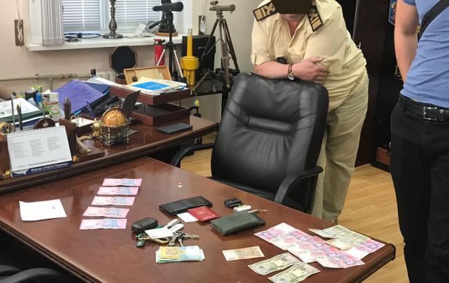 В Мариуполе чиновника АМПУ разоблачили на взятке