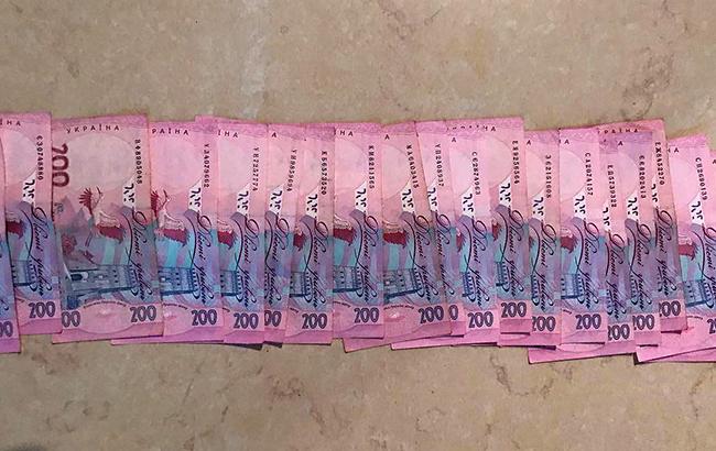 НБУ разрешил трем банкам принимать значительно поврежденные банкноты