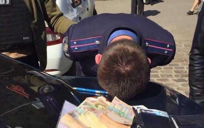 В Киеве арестовали двух милиционеров-взяточников