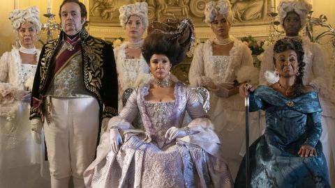 "Бриджертоны" и не только: какие фильмы и сериалы покорят ваши сердца в мае
