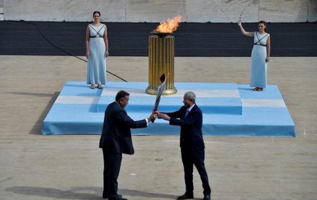 У Греції передали олімпійський вогонь організаторам Ігор -2022 у Пекіні