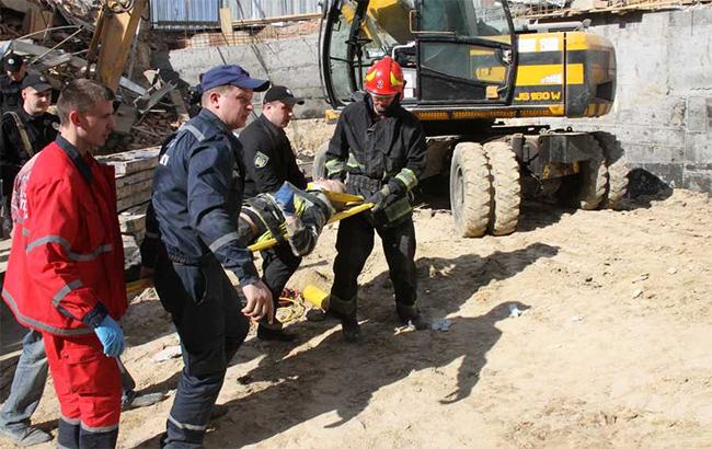 У Вінниці на будівництві обвалилась стіна, троє людей опинились під руїнами