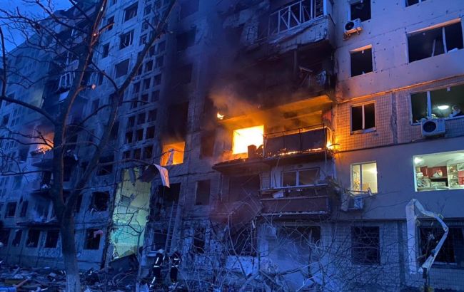 В Киеве артиллерийский снаряд попал в девятиэтажный дом. Произошло частичное разрушение