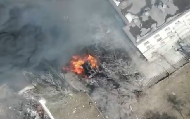 Украинские военные во время обороны Мариуполя уничтожили бронетехнику и живую силу врага (видео)