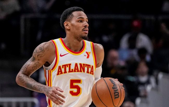 Напрасный слэм-данк плеймейкера "Атланты" из-под центрового "Чикаго": момент дня в НБА