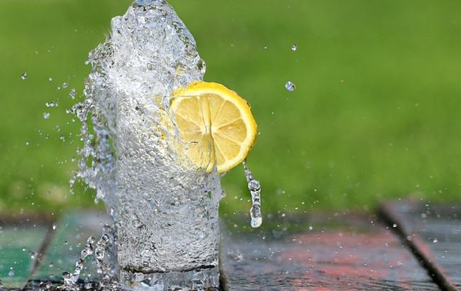 8 склянок на день - міф: дієтолог розповіла, чому не можна пити багато води