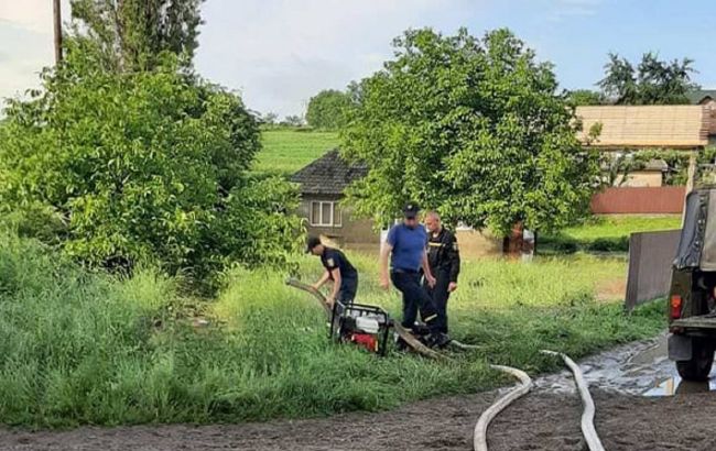 Паводок под Черновцами затопил множество сел и размыл дороги: видео ненастья
