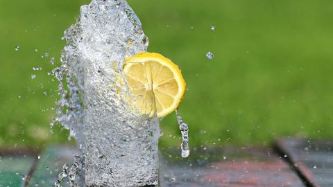 З лимоном або без: вчені розвіяли найпоширеніші міфи про пиття води