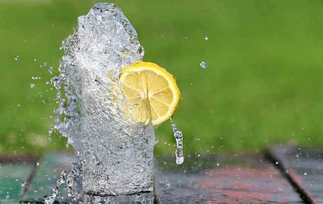 С лимоном или без: ученые развеяли самые распространенные мифы о питье воды