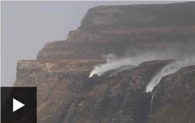 В Шотландии штормовой ветер повернул водопады вспять