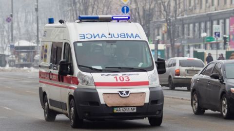 Жуткое ЧП в Киеве: 26-летний парень выпрыгнул с балкона (фото, видео)