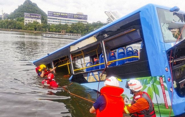 У Китаї автобус впав в озеро: десятки загиблих, серед жертв студенти