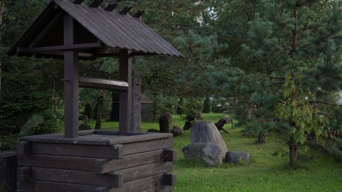 В Одесской области в 8-метровый колодец упала женщина: ее жизнь спасают медики