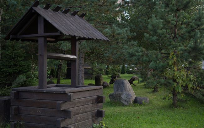 В Одесской области в 8-метровый колодец упала женщина: ее жизнь спасают медики