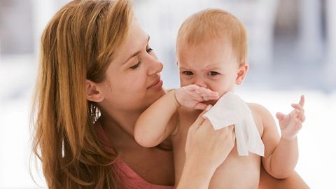 Есть простая замена: Комаровский рассказал об опасности влажных салфеток