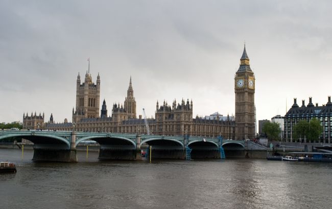 В Лондоне катер с туристами врезался в Вестминстерский мост