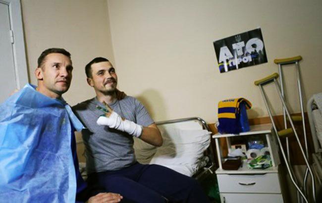 Шевченко и футболисты сборной проведали украинских военных в госпитале
