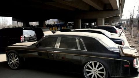 Припадають пилом просто неба: виявлено незвичайне звалище суперкарів та елітним лімузинів