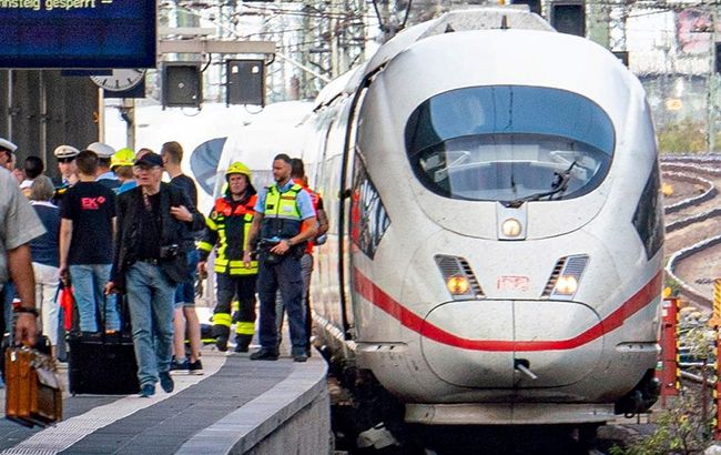 У Франкфурті чоловік зіштовхнув жінку з дитиною під потяг