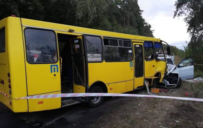 Під Черкасами автобус зіткнувся з позашляховиком, 10 осіб постраждали