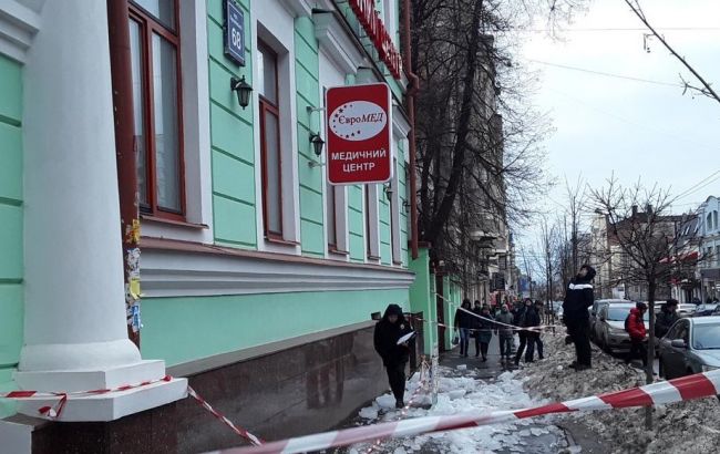 Полиция расследует травмирование людей ледяной глыбой в Харькове