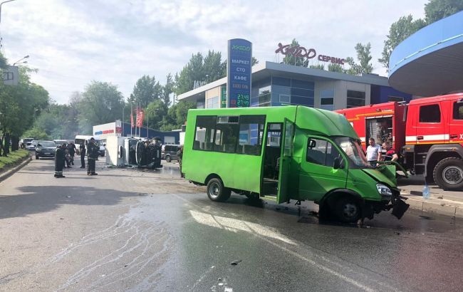 У Харкові в ДТП з маршруткою постраждали 15 людей