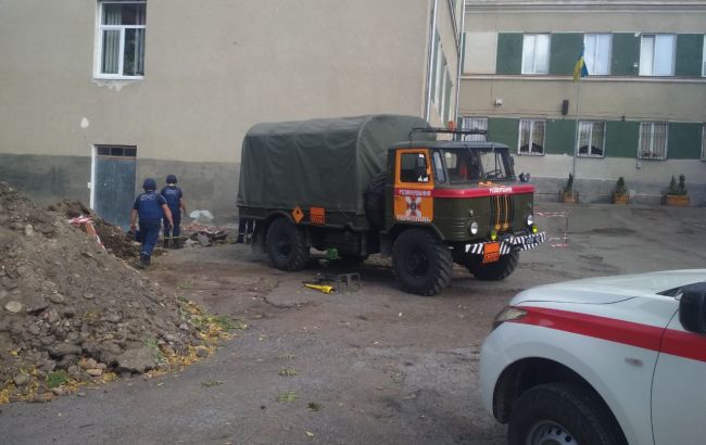 В Тернополе на территории школы нашли более 100 артснарядов
