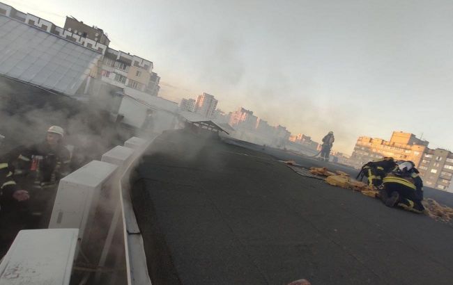 В Киеве горел бизнес-центр "Колизей". Из кабины лифта спасли ребенка