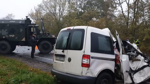 Под Львовом на трассе машина врезалась в военный грузовик. Есть жертвы