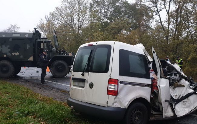 Под Львовом на трассе машина врезалась в военный грузовик. Есть жертвы