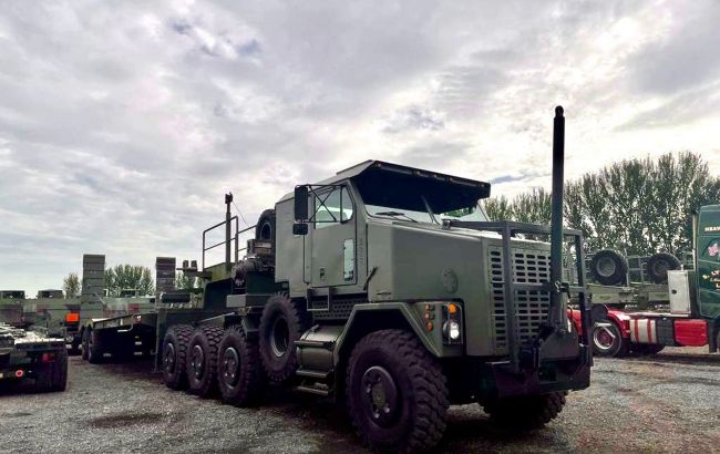 Порошенко везе з Британії для ЗСУ найбільший танковий тягач Oshkosh