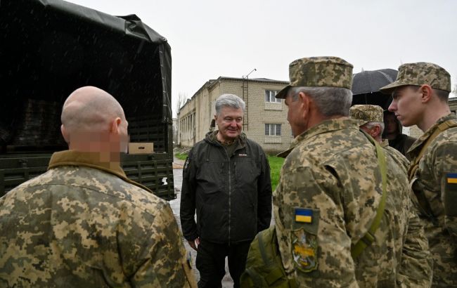 Порошенко привіз техніку артилеристам, потопившим російський крейсер "Москва"