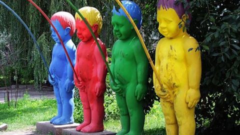 В Киеве вандалы изуродовали фигуры "писающих мальчиков": сделали из низ зэков