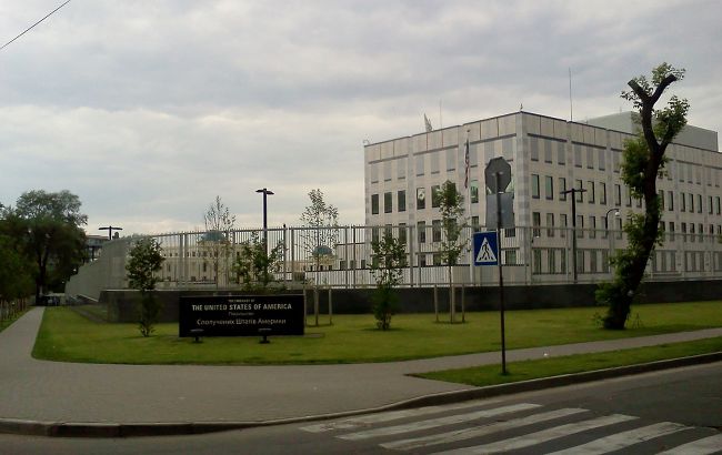 США переводят часть сотрудников посольства из Киева во Львов, - Госдеп