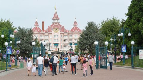 Парижский Диснейленд отменил все уличные мероприятия из-за коронавируса