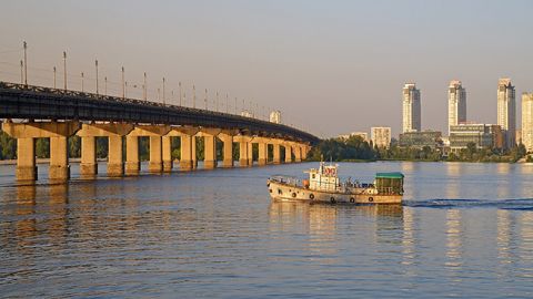 Критическое состояние: один из главных мостов Киева на грани разрушения (видео)