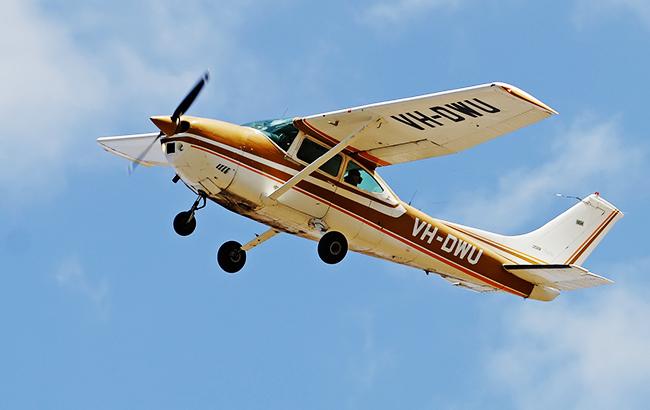 У Коломиї під час аварійної посадки перекинувся літак, є постраждалі