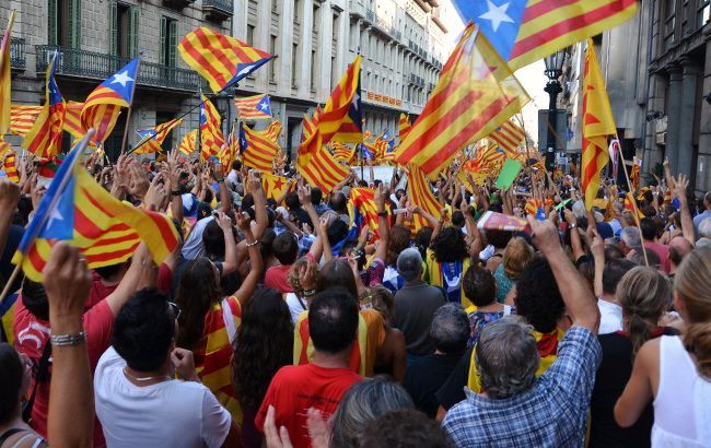 В Каталонии произошли столкновения между полицейскими и протестующими