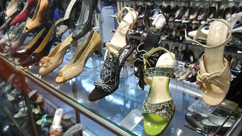 "С детьми в колясках - вход запрещен": в соцсети возмутились объявлением на столичном магазине