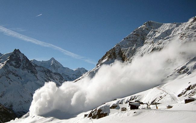 В Австрии после схода лавины спасли 8 человек, остальных до сих пор ищут