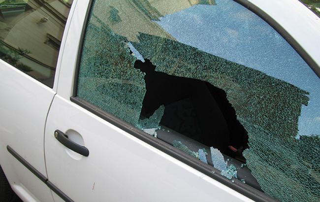 "Может рядом открылся платный паркинг?": в одном из районов Киева массово разбили стекла в автомобилях