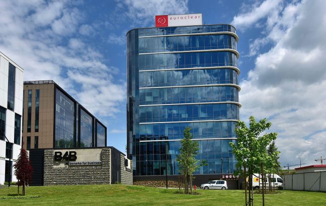 Агентство Fitch может снизить рейтинг Euroclear из-за замороженных активов РФ