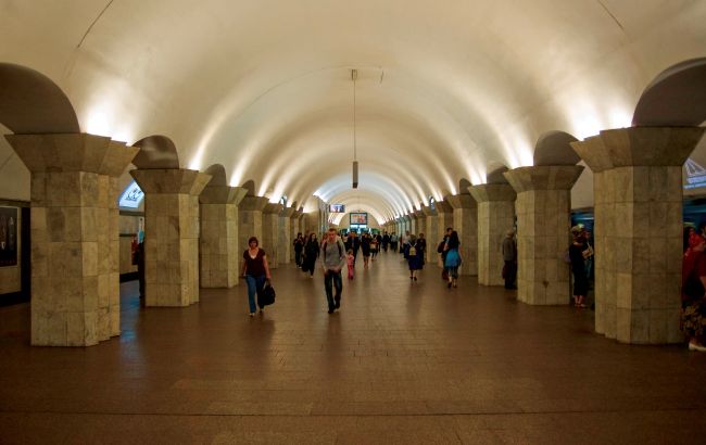 Не самоубийство: появились детали о падении человека в метро Киева