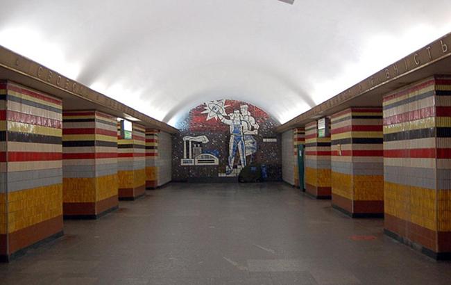 "Не перетворювати все на війну з відьмами": у Київраді відповіли на пропозицію декомунізації станції метро