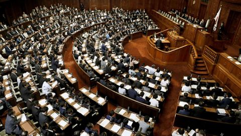 Уряд Японії пішов у відставку