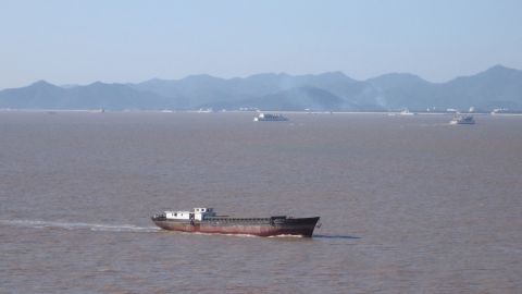 У Китаї частково закрили третій за завантаженістю порт світу через COVID